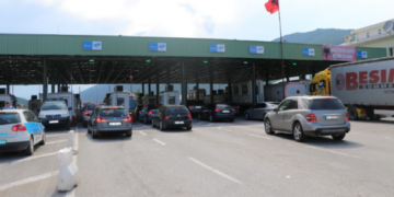 Kosovarët ia mësyjnë Shqipërisë, kolona të gjata automjetesh në Morinë