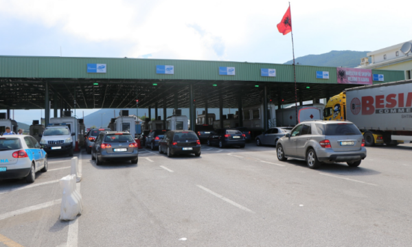 Kosovarët ia mësyjnë Shqipërisë, kolona të gjata automjetesh në Morinë