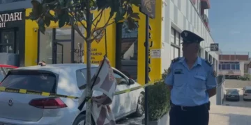 Kërcënuan punonjëset dhe grabitën një sasi bizhuterish, dalin detaje nga ngjarja në Kamëz
