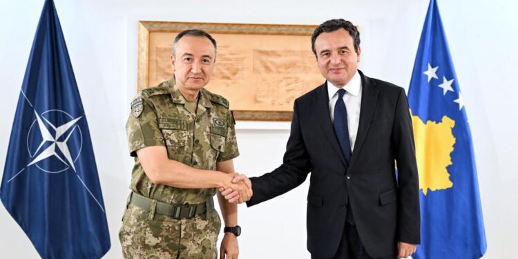 Kurti priti në takim komandantin e KFOR-it, diskutuan për sigurinë në Kosovë