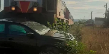 Aksident mes trenit dhe një veture në Fushë Kosovë, policia jep detaje