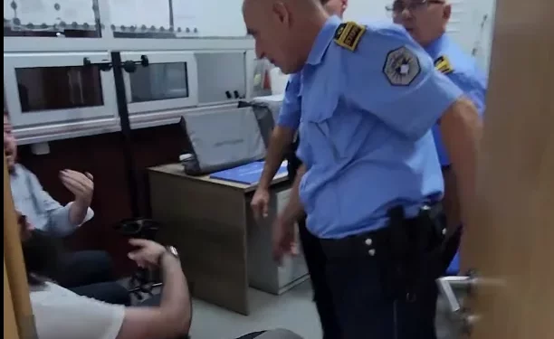 Ekipi i “Shënjestër” denoncon dhunën policore ndaj gazetarëve të saj në Han të Elezit