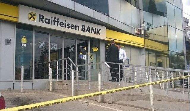 Zbulohet skema sesi dy persona hakeruan Raiffeisen Bank duke i marrë 200 mijë euro klientëve