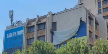 Deklarata e Zelenskyt në Beograd – largohet mbishkrimi “Free Ukraine” nga Prishtina
