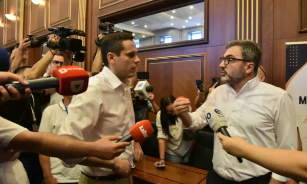 Paraliza institucionale shpërthen në përplasje verbale e fizike – kronologjia e kaosit të sotëm në Kuvend