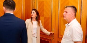 Mbyllja e dyerve të sallës plenare, administrata e Kuvendit: S’kemi pasur njoftim për mbajtje të seancës