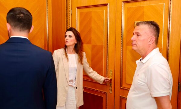 Mbyllja e dyerve të sallës plenare, administrata e Kuvendit: S’kemi pasur njoftim për mbajtje të seancës