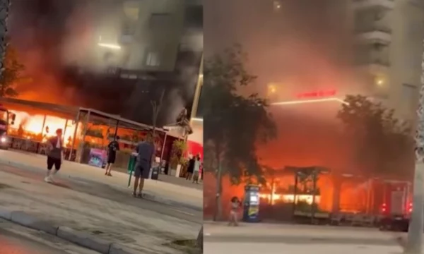 Publikohen pamjet e zjarrit në hotelin në Vlorë, pushuesit hidhen nga ballkoni për të shpëtuar