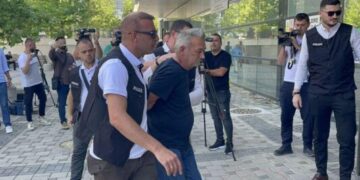 Aktakuza ndaj Sinisha Spasiqit: Vr@sja e anëtarëve të familjes Ujkani në Reznik të Vushtrrisë, djegia e trupave dhe shtëpive