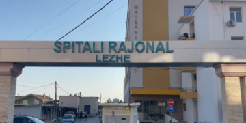 Dy të rinjtë ranë nga gomonia dhe i preu helika, detaje nga tragjedia në Shëngjin