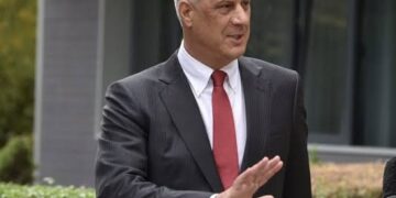 Thaçi rrëfen udhëtimin drejt Parisit: Mora me vete emblemën e UÇK-së, e futa në xhepin e këmishës, ngjitur me zemrën