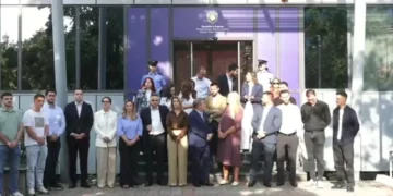 Opozita dhe studentët protestojnë para Qeverisë: Kosova është në krizë