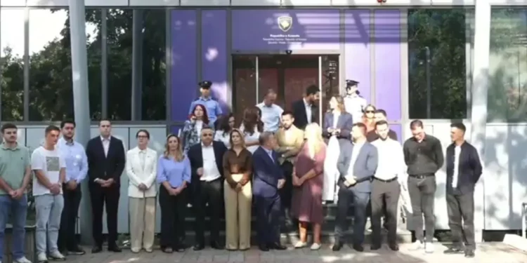 Opozita dhe studentët protestojnë para Qeverisë: Kosova është në krizë