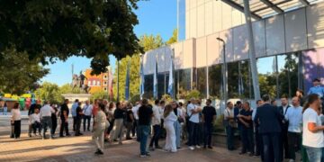 PDK bashkë me asamblistë, drejtorë e aktivistë nga komuna e Prishtinës bllokojnë edhe sot hyrjen e Qeverisë