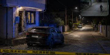 Shpërthim me granatë pas mesnate në Prishtinë, kamerat kapin të dyshuarin duke lëvizur me biçikletë – dëmtohet shtëpia dhe një Audi Q8