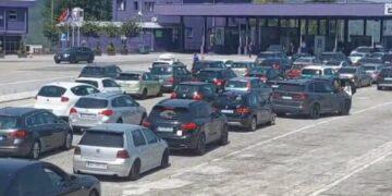 Kosovarët “marakli” të detit, mbi 200 mijë hyrje nga Kosova në Shqipëri përmes Morinës këtë javë