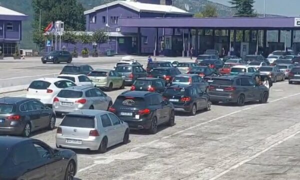Kosovarët “marakli” të detit, mbi 200 mijë hyrje nga Kosova në Shqipëri përmes Morinës këtë javë