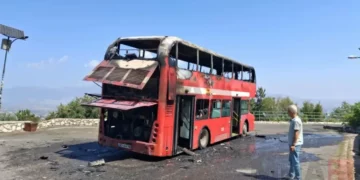 Autobusi përfshihet nga zjarri në Shkup