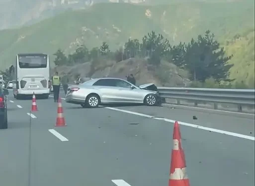 Aksident në Rrugën e Kombit, policia në vendin e ngjarjes