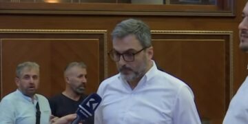 “Budalla mëson…”, Gola për deputetët e partive tjera: Këta as prej gabimeve të veta s’po mësojnë