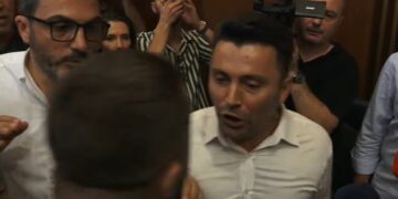 “Largoje dorën”- Mërgim Lushtaku e shtyn fizikisht Adnan Rrustemin në Kuvend
