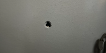 Plumbi “qorr” çan çatinë dhe përfundon brenda dhomës së një shtëpie në Skenderaj – dyshohet se erdhi nga AK-47