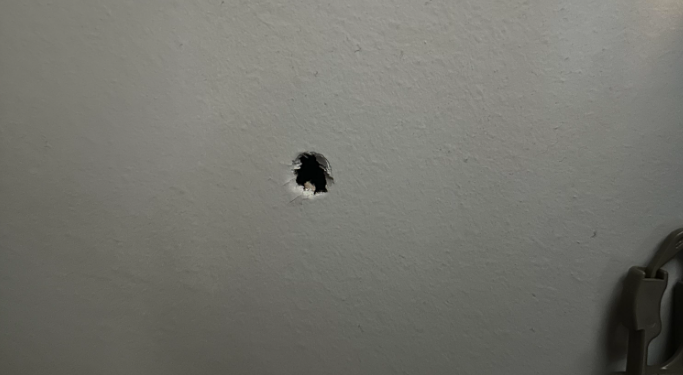 Plumbi “qorr” çan çatinë dhe përfundon brenda dhomës së një shtëpie në Skenderaj – dyshohet se erdhi nga AK-47