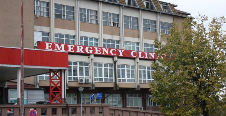 E rëndë në Podujevë: Dy burra rrahin një grua, dërgohet në QKUK