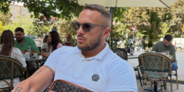 Edi në lidhje të re, vetë i dyti krah vajzës misterioze