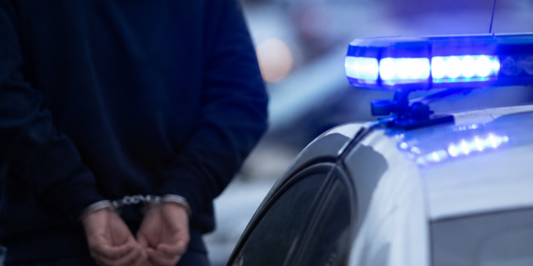 “Edhe po të hypesh në qiell, nuk të lëshoj” – arrestohet 30-vjeçari që kanosi policin gjatë një aksidenti në autostradë