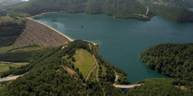 Kërcënimet e Vuçiqit me ndalimin e ujit: Forcë apo dobësi?