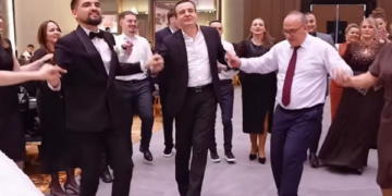 Kurti ia hedh valles në një dasmë, këngëtari ia thur nja dy vargje: “Ani moj Serbi kufirin ta këputi se mu më thonë Albin Kurti”