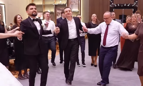 Kurti ia hedh valles në një dasmë, këngëtari ia thur nja dy vargje: “Ani moj Serbi kufirin ta këputi se mu më thonë Albin Kurti”