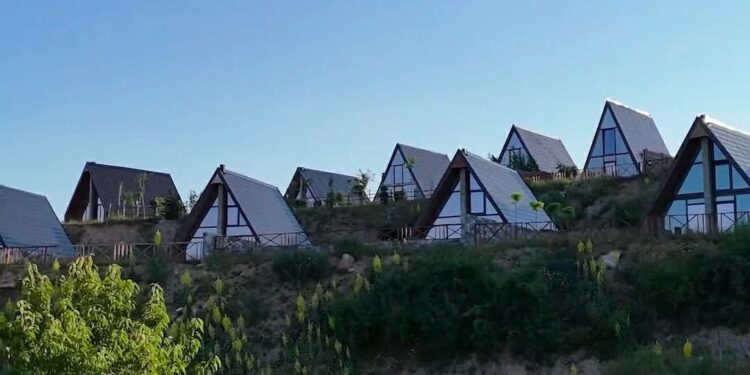 “Lama Hill” në Kovaçicë të Mitrovicës mes tingujve të zogjve e ajrit të pastër vendi për t’i kaluar ditët e nxehta të verës