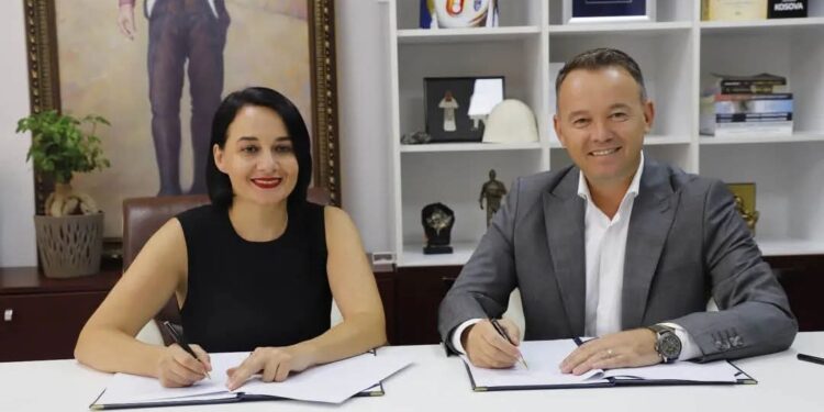 Peci dhe Pacolli nënshkruajnë marrëveshje: 3.3 milionë euro mbështetje për Mitrovicën nga Qeveria e Kosovës për Banimin Social Adekuat