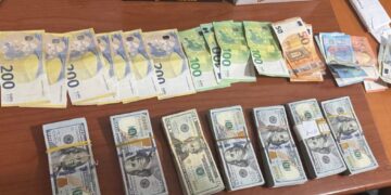 Dogana zbulon mbi 54 mijë euro të padeklaruara në Kullë, konfiskohen mbi 13 mijë euro
