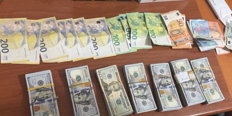 Dogana zbulon mbi 54 mijë euro të padeklaruara në Kullë, konfiskohen mbi 13 mijë euro