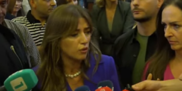 Haxhiu kthehet në sallë për “vizitën e mërgatës”, deputetët e PDK’së i reagojnë e fishkëllejnë: Thirreni seancën