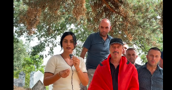 “Jemi kundër grupit të Deçanit”, djali i akuzon imamët se s’pranuan t’ia varrosin nënën me flamur kombëtar, xhamia e fshatit të Tetovës reagon