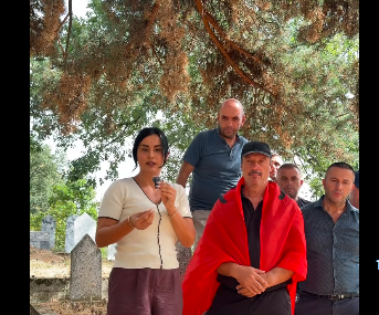 “Jemi kundër grupit të Deçanit”, djali i akuzon imamët se s’pranuan t’ia varrosin nënën me flamur kombëtar, xhamia e fshatit të Tetovës reagon