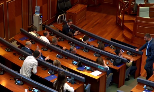 PDK e Aleanca sërish në Kuvend, kërkojnë vazhdimin e seancës për konstituim