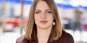Deputetja që u largua nga PS, Marjan a Koçeku, ka reaguar kundër idesë për hapjen e konsullatës serbe në Shkodër.  Me anë të një reagimi publik, ajo shprehet se kjo gjë nuk do të kalojë lehtë, teksa paralajmëroi dhe një protestë në Shkodër.  Ajo shtoi se shteti shqiptar ka bërë vetëm sqarime të turbullta për këtë temë, si një përpjekje për ta shmangur.  Reagimi i Koçekut:  Para dy ditësh filluen gërmimet në Zubin Potok për gjetjen e trupave të viktimave të luftës së Kosovës. Dyshohet për nji varrezë masive me 23 intelektualë të vramë nga forcat serbe, ndërsa deri më tash janë gjetë trupat e 6 prej tyne.  Dje, gjatë bastisjeve, u gjet edhe armatim, si dhe u arrestue nji person që kishte qenë anëtar i Armatës Jugosllave.  Ndërkohë që po ndodhin të gjitha këto, shteti shqiptar flet për hapjen e konsullatës serbe në Shkodër. Po çfarë konsullate more?!  Deri më sot për këtë çështje ka vetëm sqarime të turbullta nga institucionet shqiptare, pra përpjekje me mos me sqaru hiç.  Flitet për parime diplomacie, marrëdhanie bilaterale, përfitime ekonomike por harrojnë ma të randësishmen: realitetin e nji populli të masakruem.  Të dielën pritet të nisin protestat në Shkodër kundër hapjes së konsullatës serbe.  Kjo nuk asht nji punë që kalon lehtë.  Ndërkohë që shteti shqiptar flet për konsullatë e fqinjësi të mirë me Serbinë, në Kosovë vazhdojnë të gjenden varre masive trupash të vramë edhe tash mbas 25 e kusur vitesh.  NY Times: Në Iran, SHBA duket se po shkon drejt një humbjeje strategjike, druhen aleatët Read more