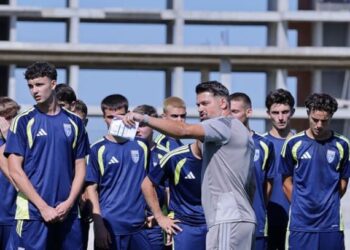 Kosova U19 në aksion, Bunjaku vëzhgon futbollistët para betejës në Skoci
