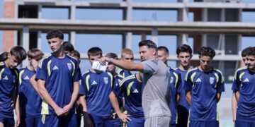 Kosova U19 në aksion, Bunjaku vëzhgon futbollistët para betejës në Skoci
