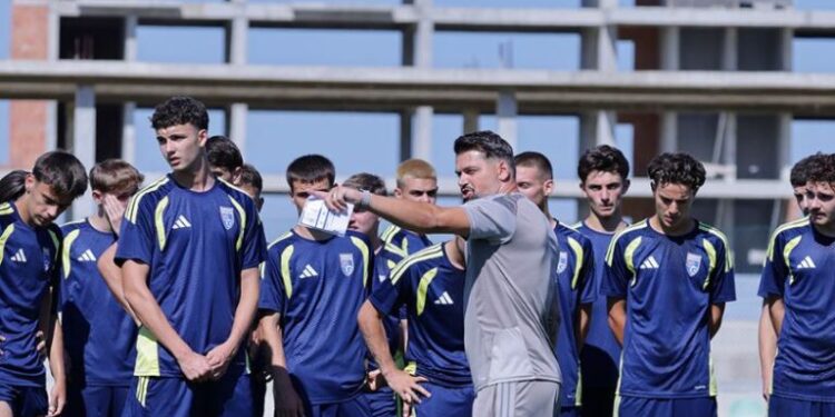 Kosova U19 në aksion, Bunjaku vëzhgon futbollistët para betejës në Skoci