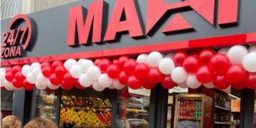 Grabitje në mesnatë te “Maxi24” në Prishtinë – personi me kapuç kërcënon arkëtarin, merr 250 euro dhe zhduket