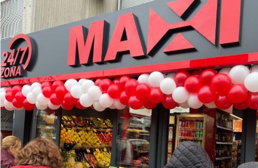 Grabitje në mesnatë te “Maxi24” në Prishtinë – personi me kapuç kërcënon arkëtarin, merr 250 euro dhe zhduket