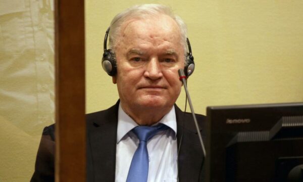Vdes në burg krimineli Mladiq, “Kasapi i Bosnjës” ishte i dënuar me burgim të përjetshëm