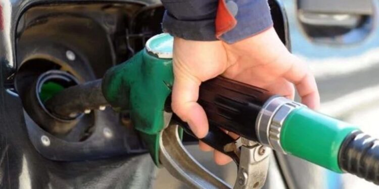 Rriten çmimet e derivateve/ Ja sa kushtojnë sot nafta, benzina e gazi