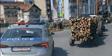 Policia e Fetizajt lavdërohet me një aksion të kapjes së 6 traktorëve me dru